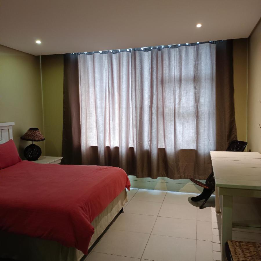 Front - Tastefully Furnished 6 Sleeper With Ocean Views Apartment *
