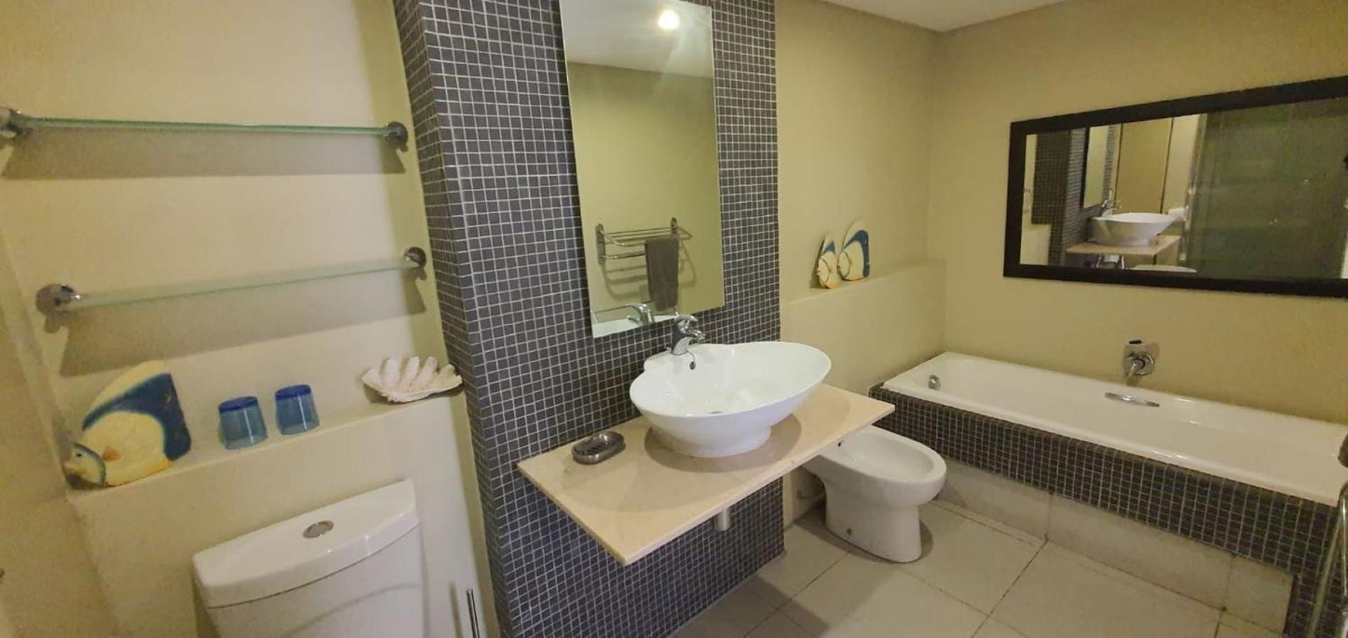 Front - Tastefully Furnished 6 Sleeper With Ocean Views Durban